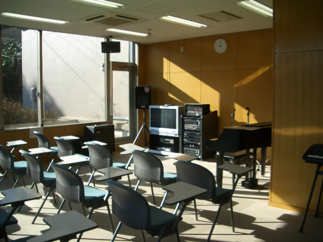 武山コミュニティセンター 音楽室(ピアノと椅子のある音楽室)