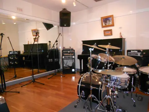 R'STUDIO YAGOTO（ドラムセット・アンプ・ピアノのある室内）