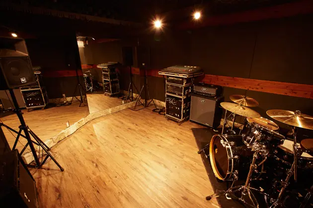 RE:BIRTH STUDIO(ドラムとアンプのあるスタジオ)
