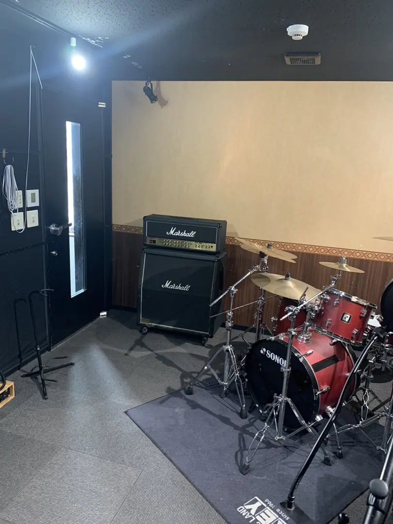 Rec studio SPOOL(ドラムセットとアンプのある室内)