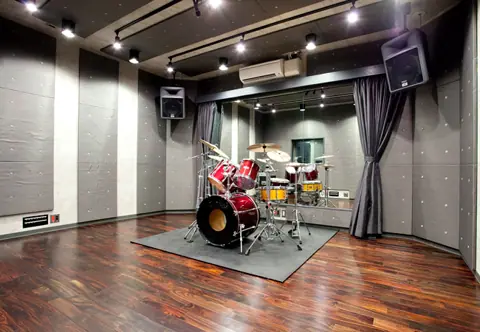 Recording Studio GOATEE(ドラムセットのある録音ブース)