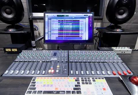 Recording Studio GOATEE:ミキサーとモニタースピーカー