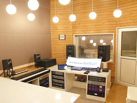 Recording Studio Switch（レコーディングスタジオ・スイッチ）（コントロールルーム）