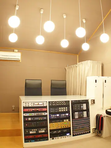 Recording Studio Switch（レコーディングスタジオ・スイッチ）：コントロールルームの機材ラック