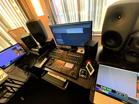 Music Studio リカレンス（第一スタジオ防音ブース）：ミキサーとモニタースピーカー、PCモニターのある制作環境