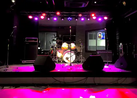Red Line下関 音楽スタジオ：2階ステージとドラムセット