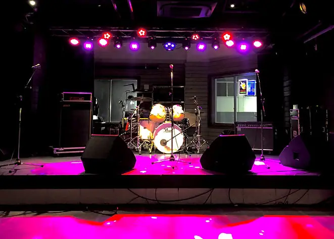 Red Line下関 音楽スタジオ(2階ステージとドラムセット)