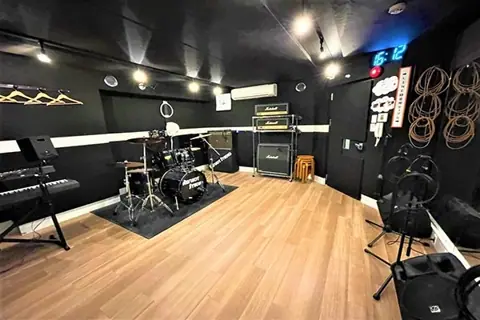 リフレクトスタジオ 大須若宮大通店：ドラムセットとキーボード、アンプのある室内