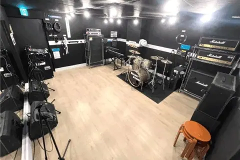 リフレクトスタジオ 大須若宮大通店：ドラムセットとアンプのある室内