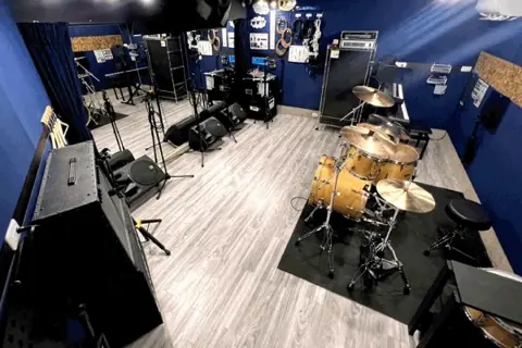 リフレクトスタジオ新栄店:ドラムセットとアンプのある室内