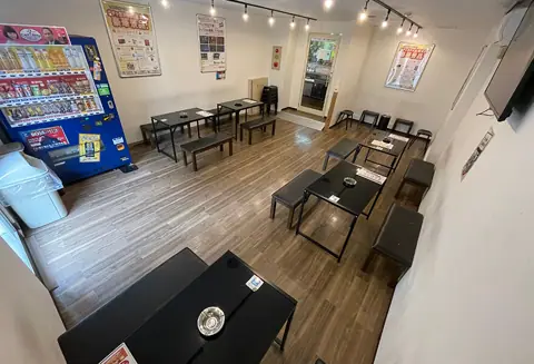 リフレクトスタジオ新栄店:テーブルと自販機のある待合スペース