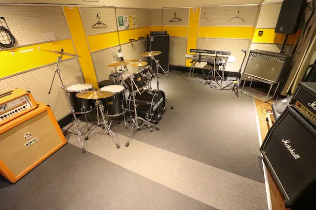 Studio レジスタ（ドラムセットとアンプのある室内）