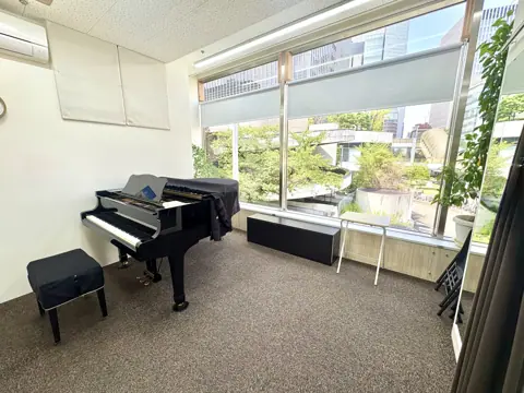 RHY梅田：窓際のグランドピアノのある練習室