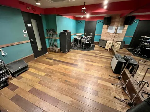 リンキィディンクスタジオ下北沢1st(ERA):ドラムとアンプのある練習室