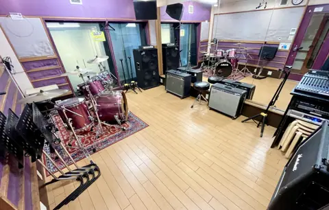 リンキィディンクスタジオ下北沢2nd:ドラムとアンプのある練習室