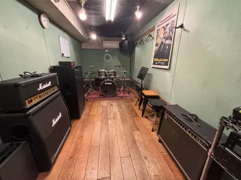 リンキィディンクスタジオ 都立大店：Bスタジオ。ドラムとアンプ