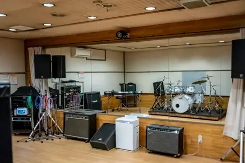 神戸ロッククラブ スタジオ練習:ステージ上にドラムセットとアンプのある室内