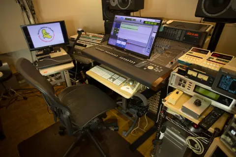 Rock'n' Banana 1 Studio：ミキサーと機材のあるコントロールルーム