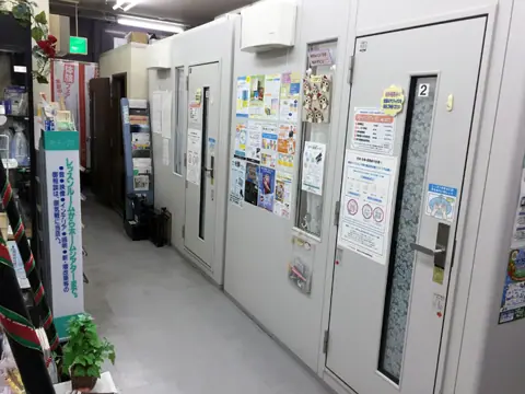 相模楽器 ロビー店 ピアノ練習室(練習室の扉が並ぶ通路)
