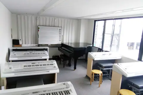 相模楽器 横山センター ピアノ練習室(エレクトーンとグランドピアノのある教室)