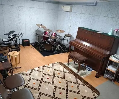 さいとう楽器 苫小牧レンタルスタジオ(ドラムとアップライトピアノのある練習室)