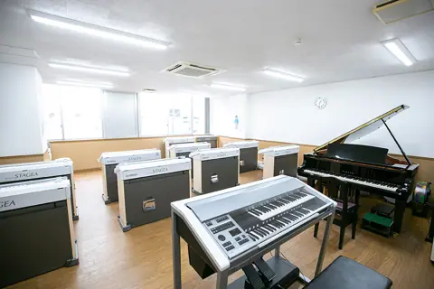 山響楽器店 市ヶ尾センター(グランドピアノと電子オルガンのある室内)
