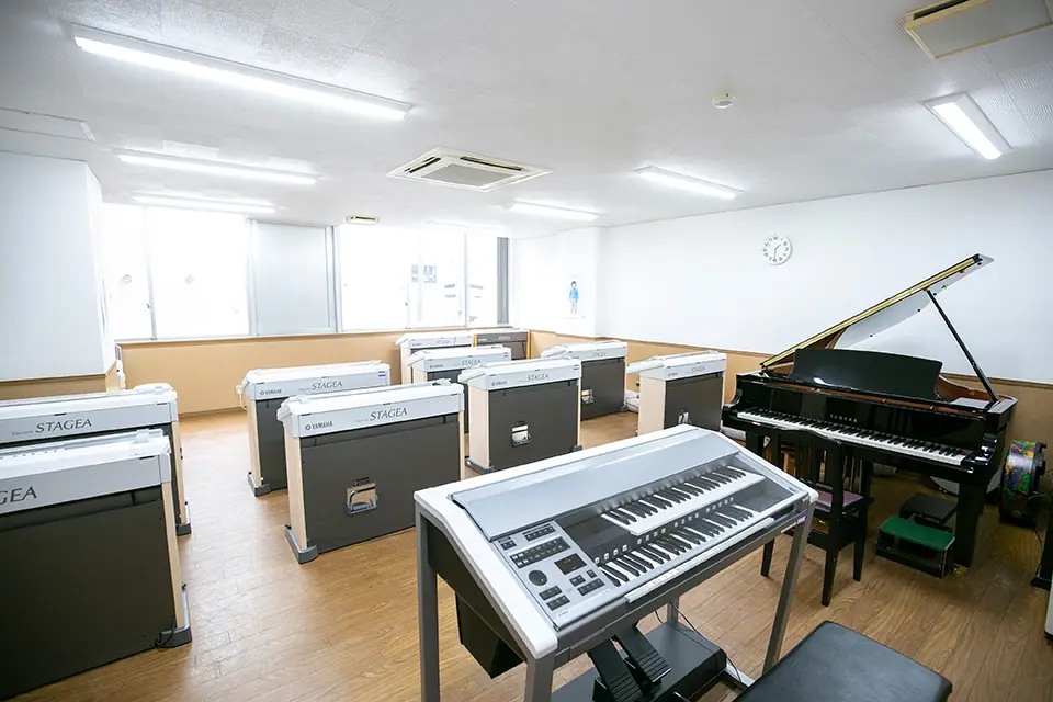 山響楽器店 市ヶ尾センター(グランドピアノと電子オルガンのある室内)