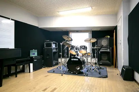 山響楽器店 中山センター（ドラムセットとアンプ、ピアノのある室内）