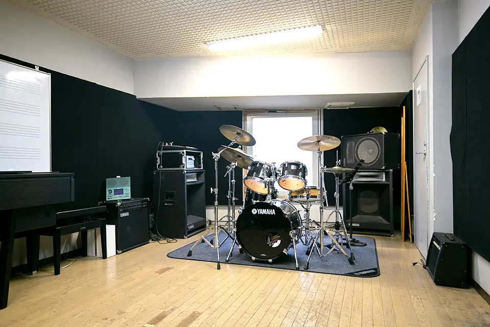 山響楽器店 中山センター（ドラムセットとアンプ、ピアノのある室内）