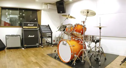 STUDIO SEAL(ドラムセットとアンプのある室内)