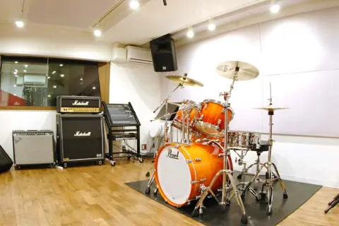 STUDIO SEAL：ドラムセットとアンプのある室内