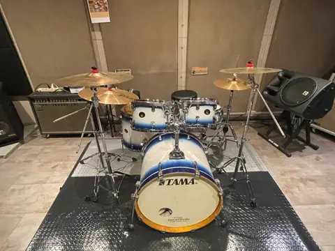 SECRETSTUDIO & STUDIO IKUWA BASE(ドラムセットのある室内)