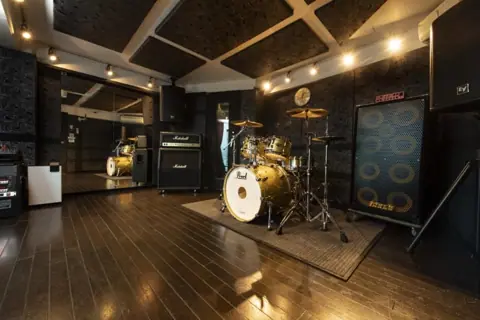 STUDIO SEEZE(ドラムとアンプのあるスタジオ)