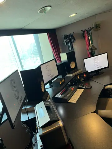 STUDIO SEEZE：モニターとデスクのある部屋
