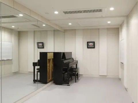 仙台中央音楽センター スタジオレンタル：ミラーとアップライトピアノのある練習室