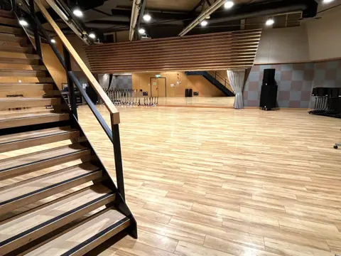 SETAGAYA SOUND STUDIO（世田谷スタジオ）：階段のある広いスペース