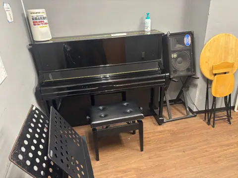 シブヤ楽器店 スタジオ:アップライトピアノのある部屋