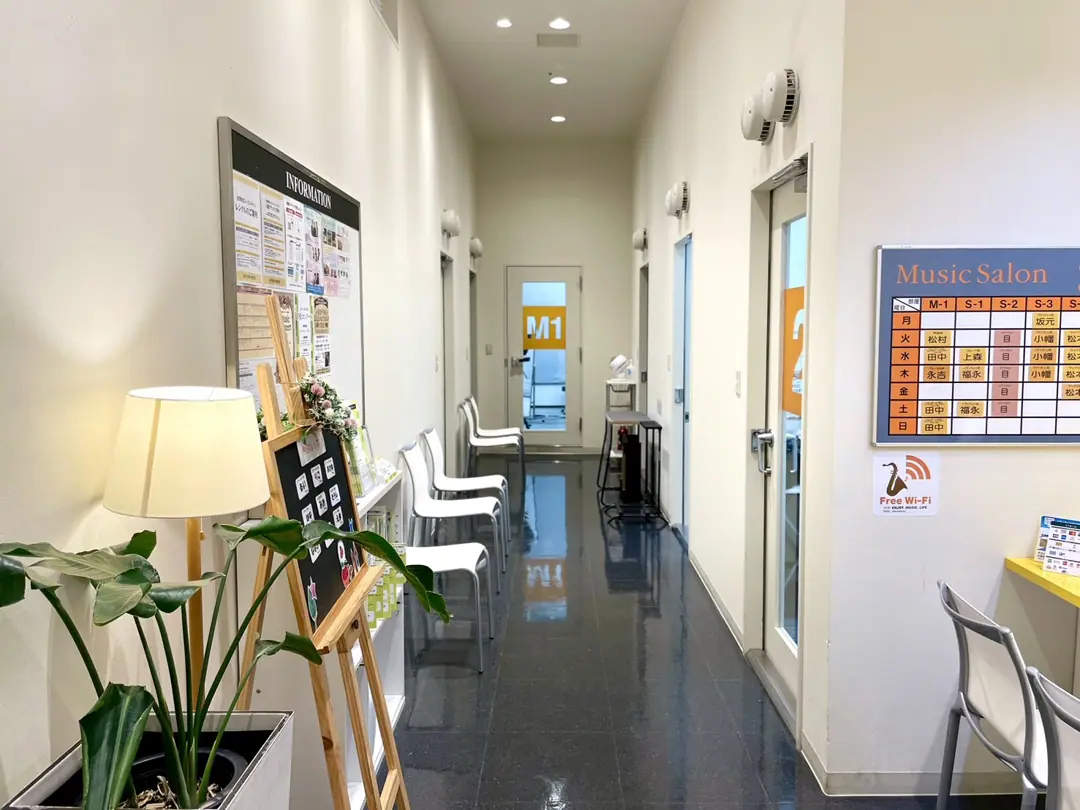 島村楽器 イオンモール宮崎店 レンタルスタジオ（練習室前の廊下と待合椅子）
