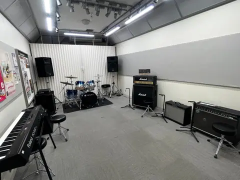 島村楽器 イオンモール岡崎店(ドラムセットとアンプの練習室)