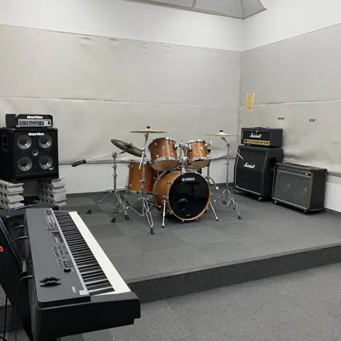 島村楽器 イオンモール大高店（ドラムセットとアンプの練習室）