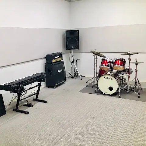 島村楽器 イオンモール和歌山店（ドラムセットとキーボードのある練習室）