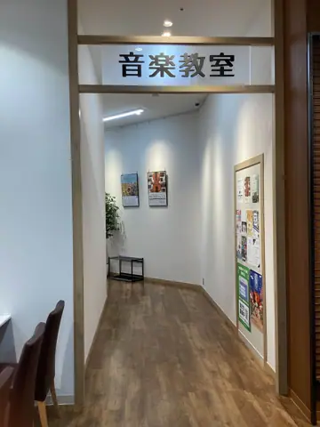 島村楽器 イオンタウン四日市泊店：音楽教室の通路
