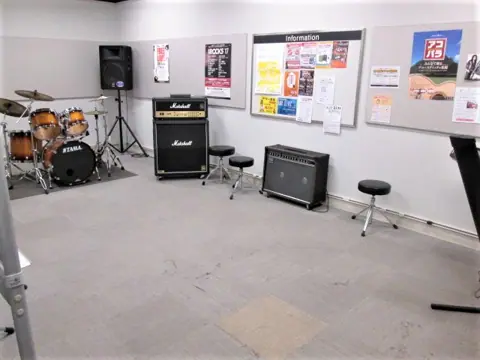 島村楽器 けやきウォーク前橋店：ドラムとアンプのある練習室