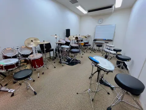 島村楽器 ミュージックサロン稲毛海岸 楽器練習室（ドラムが並ぶ部屋）