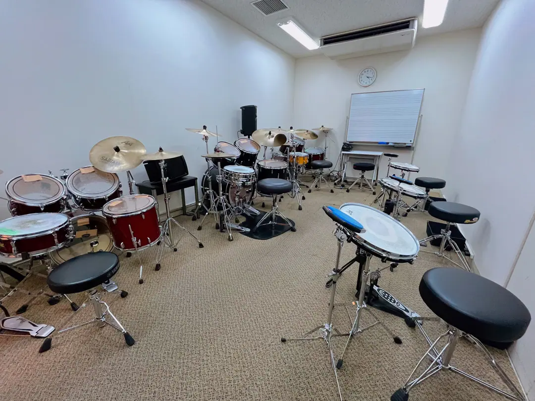 島村楽器 ミュージックサロン稲毛海岸 楽器練習室(ドラムが並ぶ部屋)