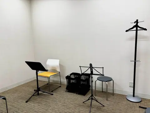 島村楽器 ミュージックサロン本八幡 レンタルルーム：譜面台と椅子のある部屋