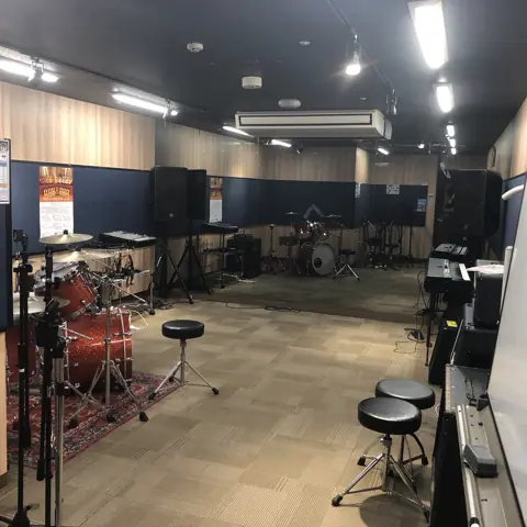 島村楽器 大宮店(ドラムのある練習室)
