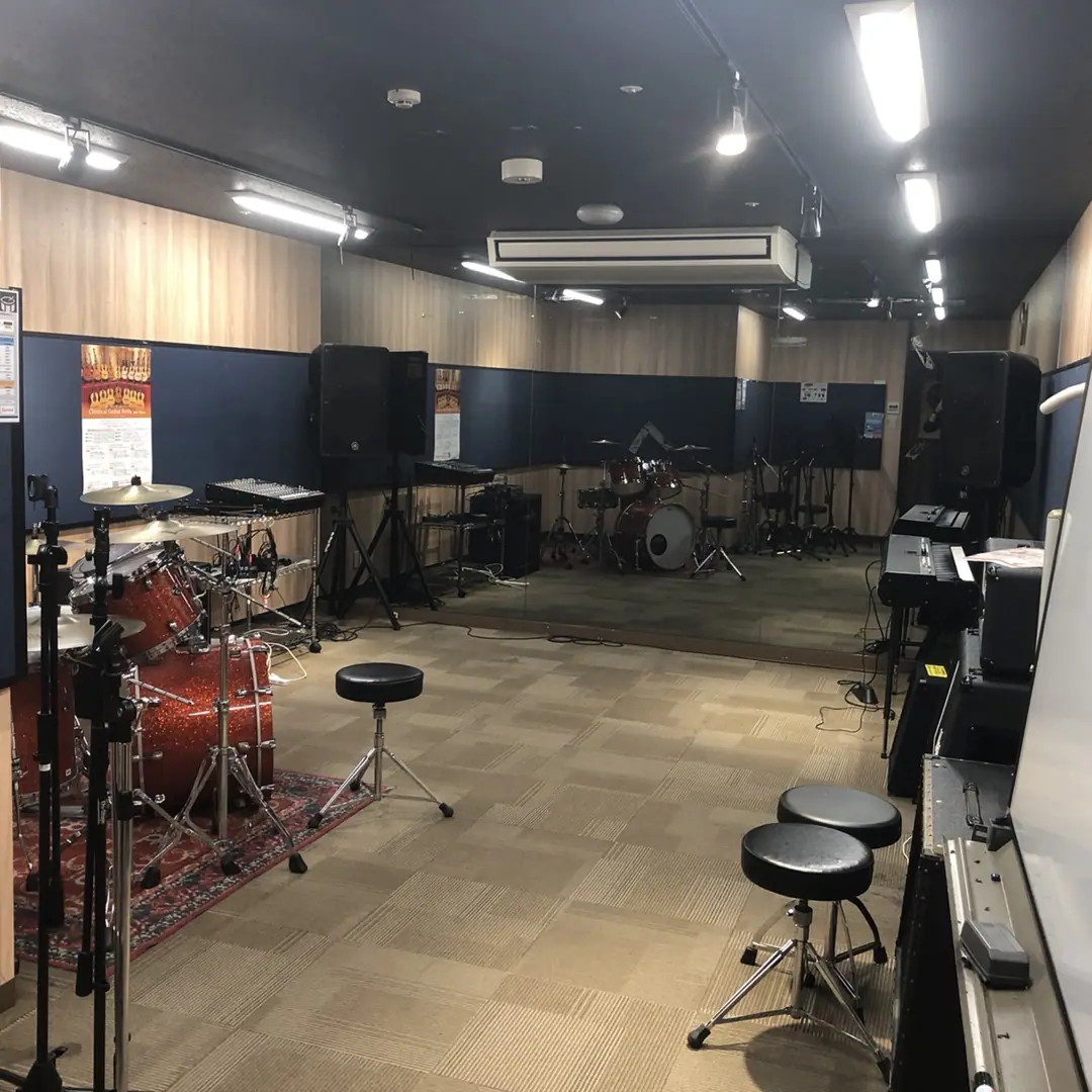 島村楽器 大宮店(ドラムのある練習室)