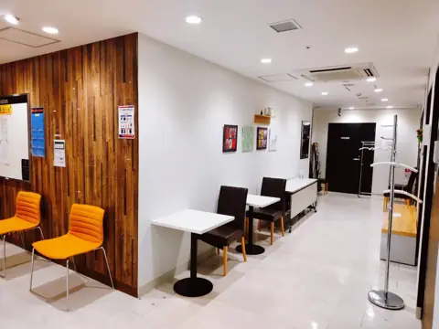 島村楽器 大宮店：通路の待合スペース