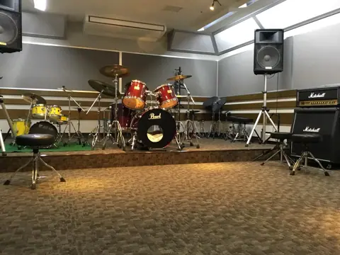 島村楽器 洛北阪急スクエア店（ドラムセットとアンプのある練習室）